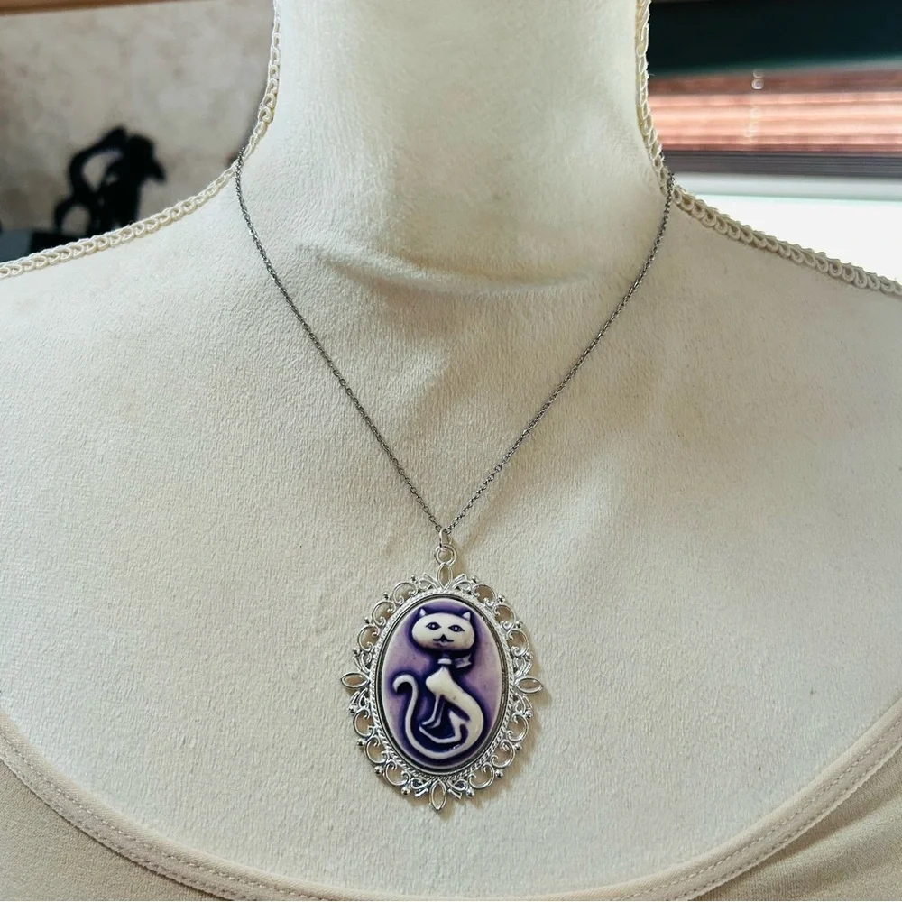 Handcrafted purple sitting pretty kitty cat cameo pendant on chain necklace - Picture 3 of 8